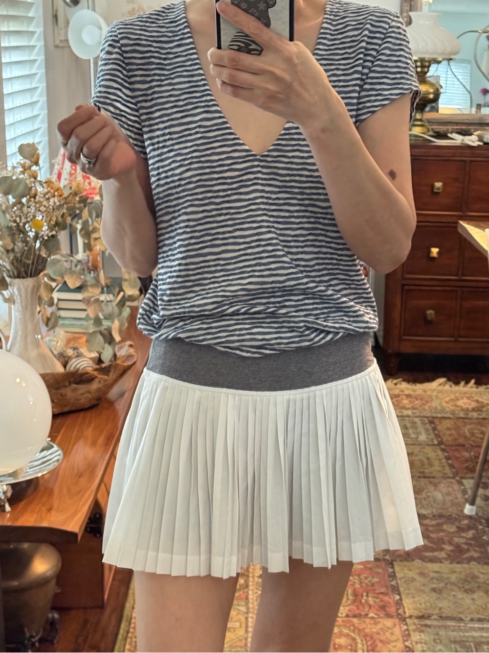 lululemon athletica White Pleated Mini Skirt with Gray Waistband Size 4
